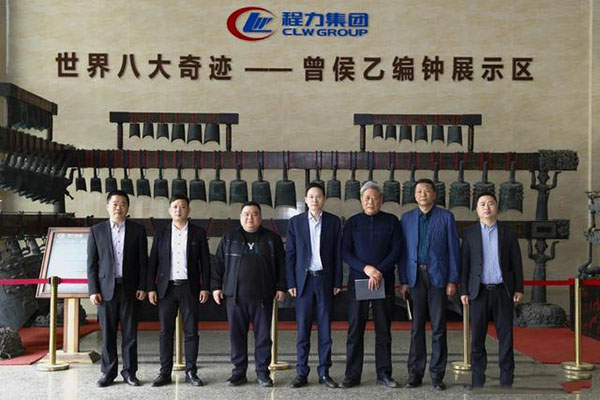 在程力汽車集團(tuán)總部迎賓大廳，雙方代表觀摩世界八大奇跡編鐘后合影紀(jì)念