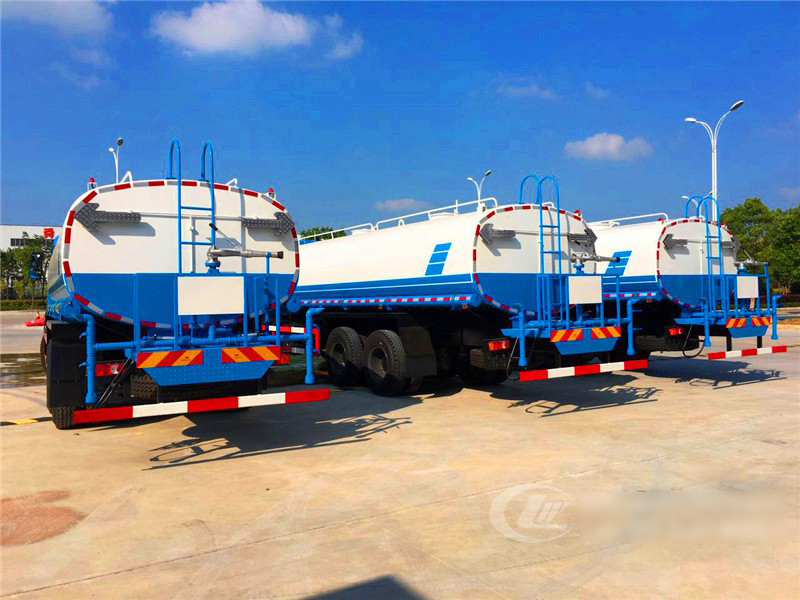 云南客戶(hù)批量訂購(gòu)的東風(fēng)后雙橋?yàn)⑺?chē)首次發(fā)車(chē)3臺(tái)